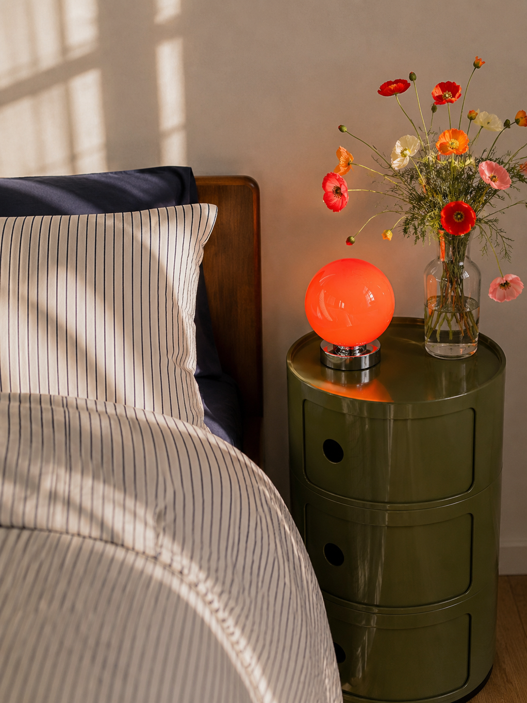 Luna globe-shaped table lamp