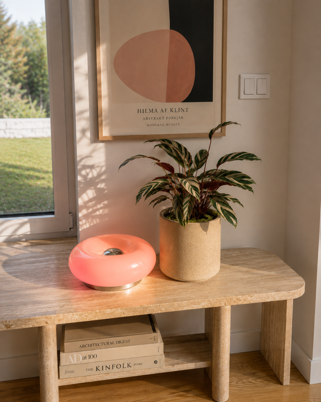 Halo donut-shaped table lamp