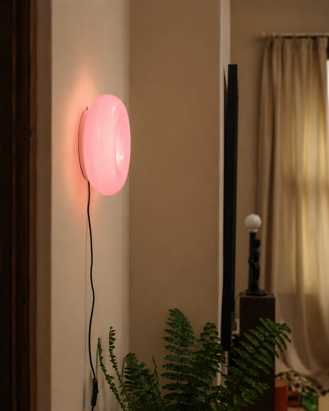 Halo donut-shaped table lamp