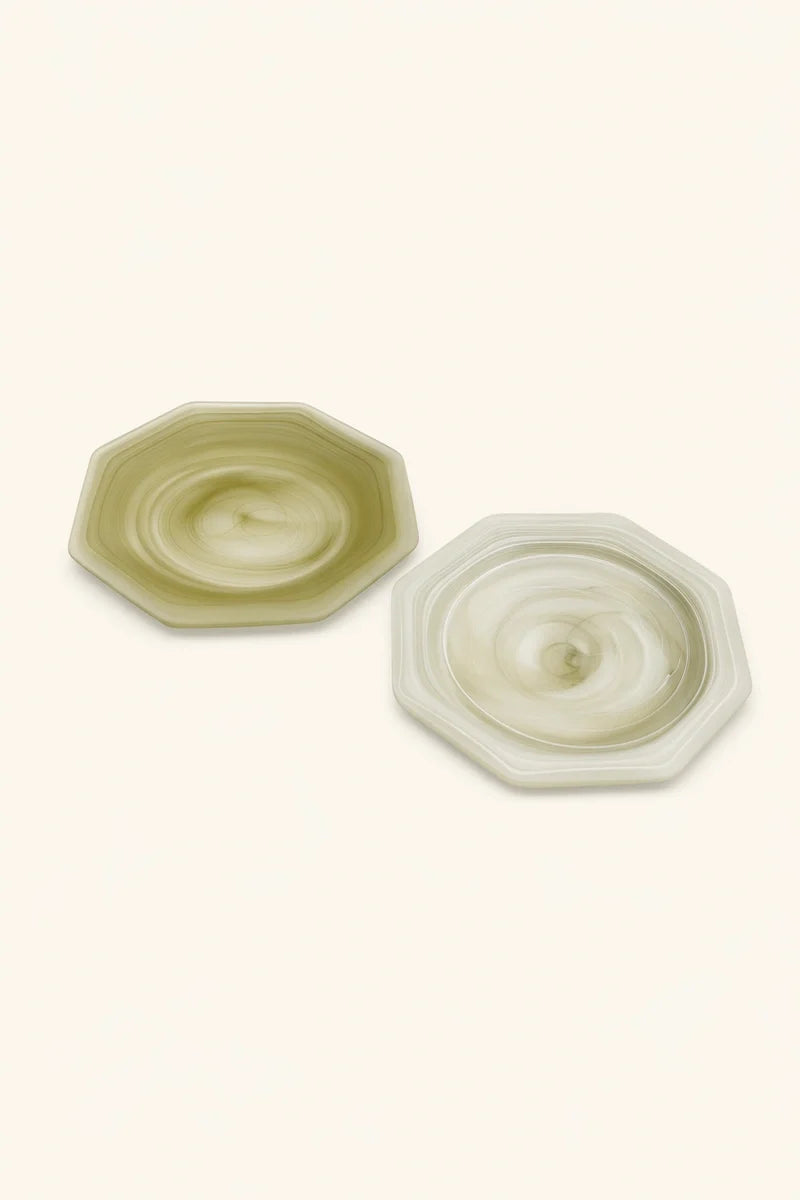 Green octagonal matte glass plate from TRLab Shop, showcasing its smooth surface and geometric shape for stylish serving or display.