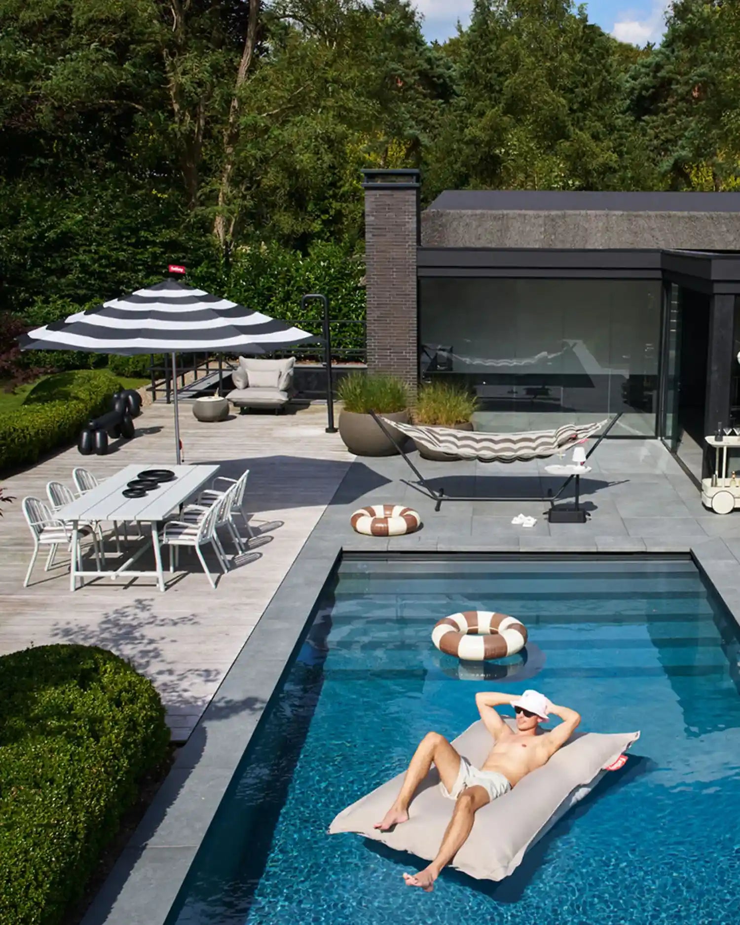 Fatboy Stripesol parasol with base - Buy now on ShopDecor - Discover the best products by FATBOY design