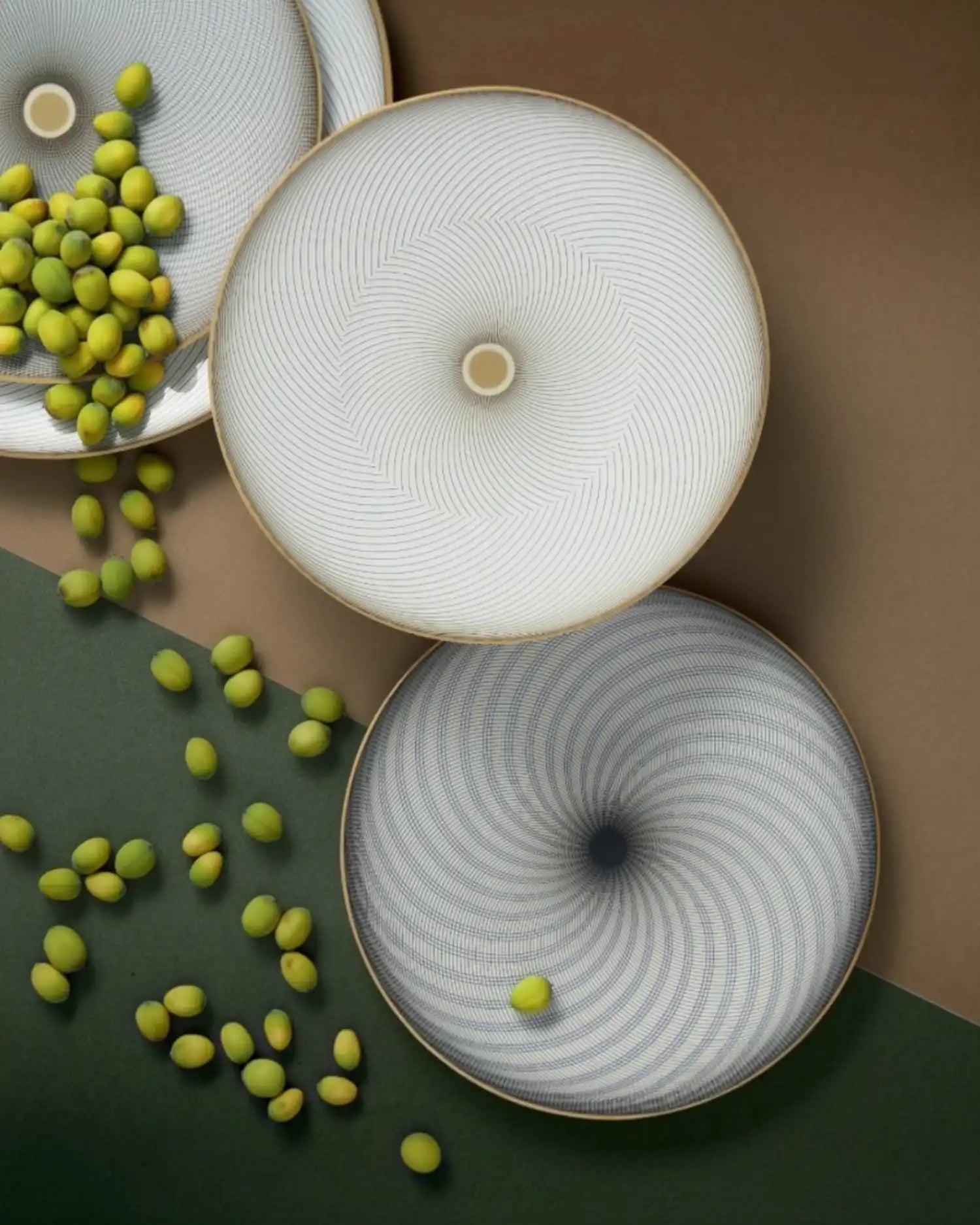 Raynaud Oskar set of 4 dessert plates with gift box in Limoges porcelain featuring 4 different designs - Buy now on ShopDecor - Discover the best products by RAYNAUD design